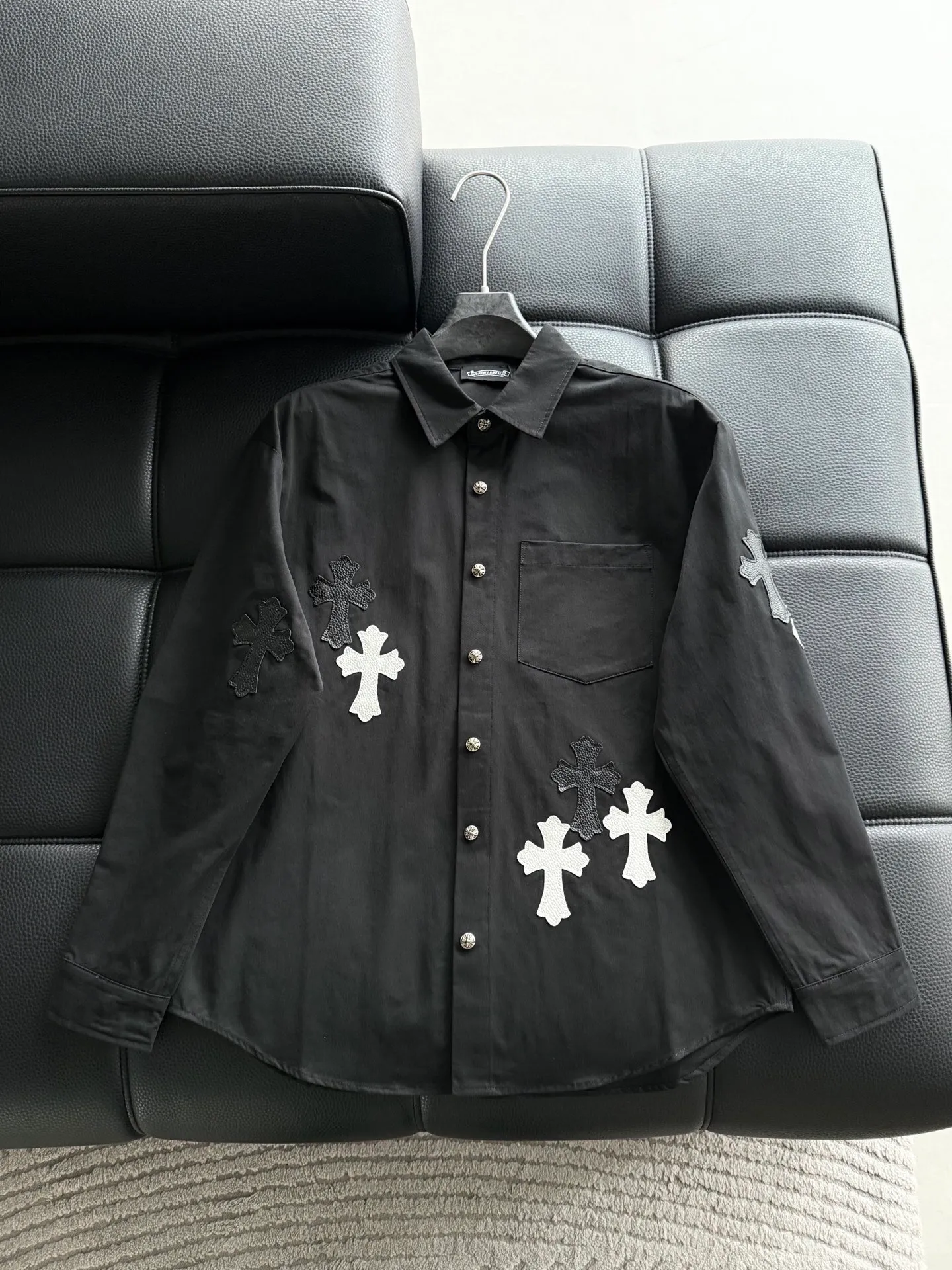 P510 Chrome Hearts leather cross leather embroidery shirt jacket! OS version can be worn by both men and women! The fabric is made of twill gauze cotton fabric! The texture is clear and smooth, not easy to wrinkle or fade! The embroidery process is complex and repetitive, and the requirements for the embroidery machine are very strict. The distance is always 45 centimeters! It won’t work if the spacing is too big, and it won’t work if it’s too small! The hardware is all carved and cast. This piece of clothing consumes a lot of material. More than 3 meters of material is used for one piece of clothing! After the garment is made, it needs to be fixed at high temperature, washed at a water temperature of more than 70 degrees, and softened by adding softener to make the upper body softer and smoother!   Color: black white Size: m-3xl Style number: 5879➕3731
